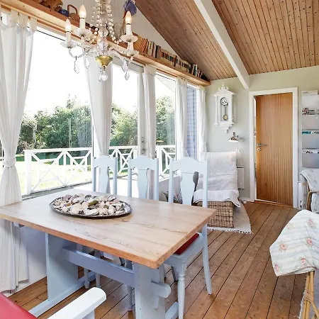 Three-bedroom Holiday In 20